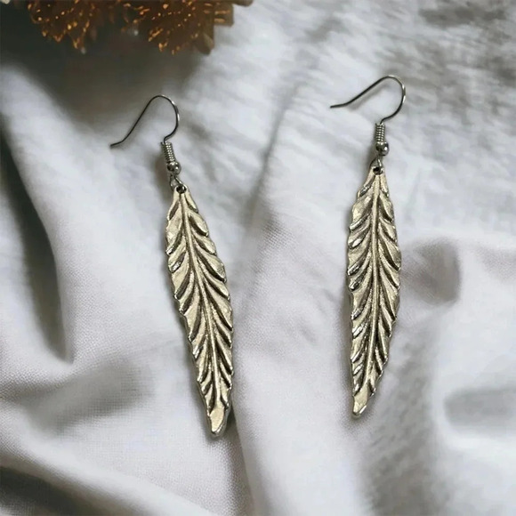 1 LEFT! Silver Feather Dangle Earrings - Picture 1 of 2